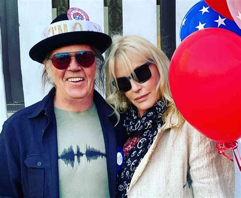 is daryl hannah pregnant|neil young leaves wife for daryl hannah.